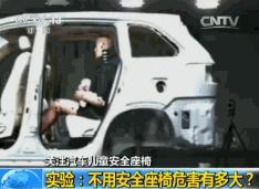小孩开小车被警察抓了,小男孩开车被警察抓