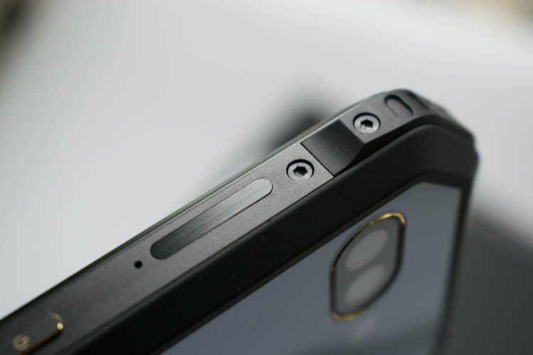 手机掉水里当场拿起来,手机掉入水中还可以正常使用