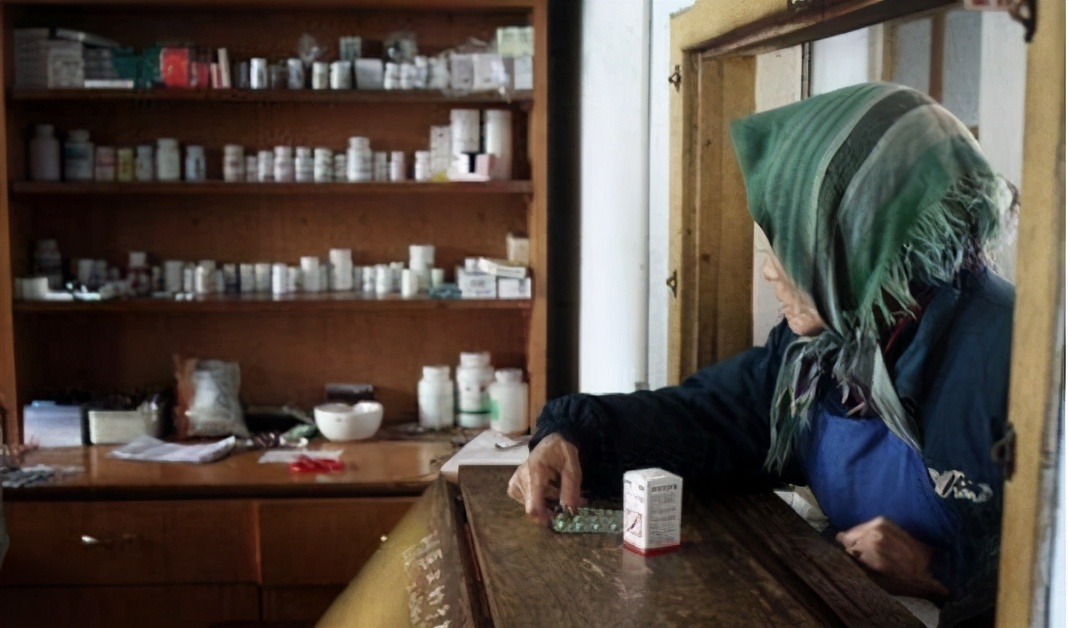 在农村人看来，私人诊所看病除了不能报销，但优点更多