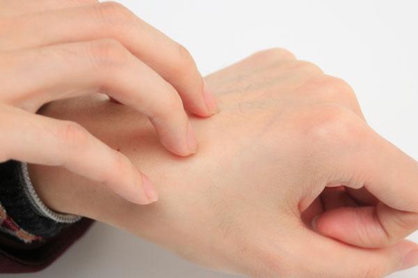 胳膊上有像鸡皮小疙瘩怎么去除,如何去除身上的鸡皮疙瘩