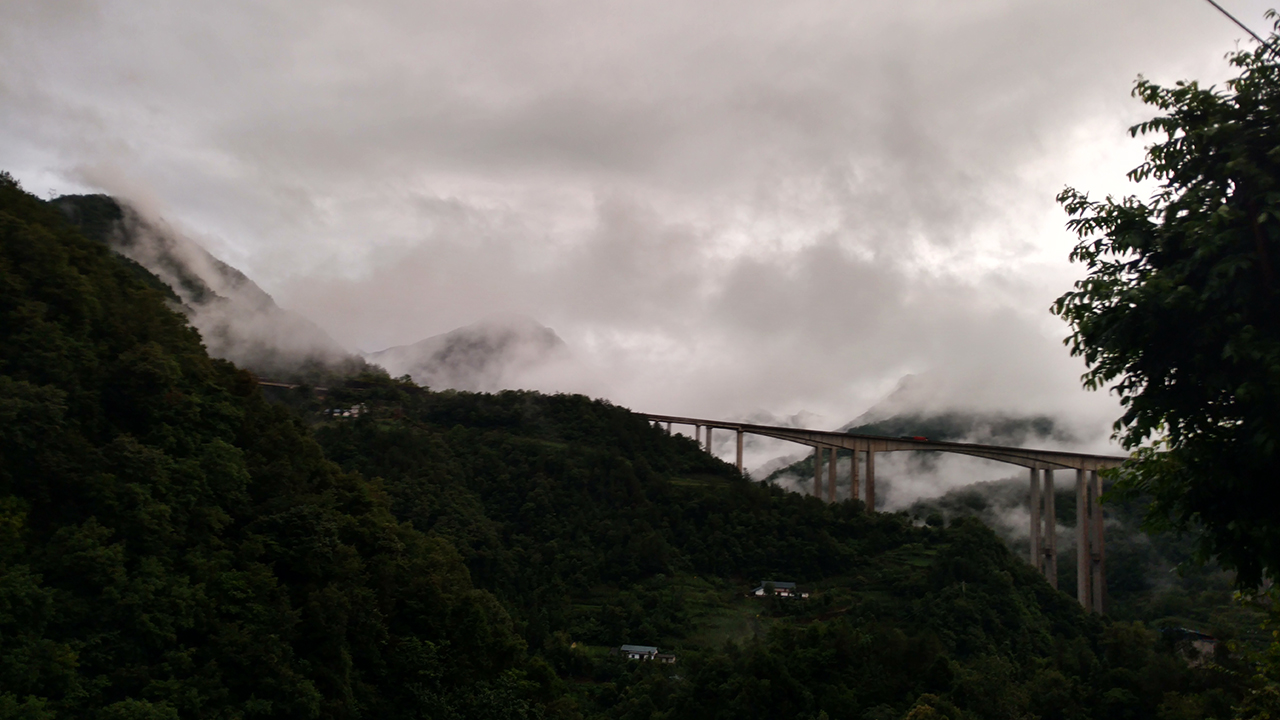 夜骑318上天险小川藏，暴雨夜闯野三关，进恩施别宜昌遇塌方