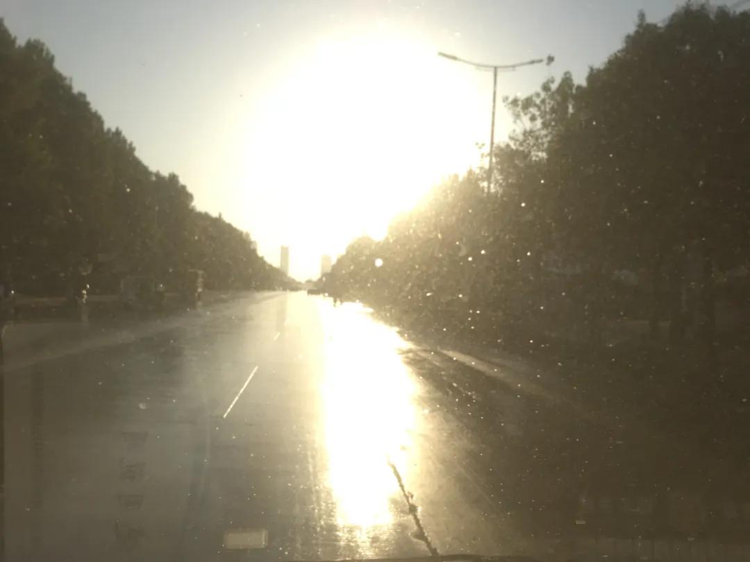 眼镜变墨镜好用吗,眼镜遇光变墨镜无框