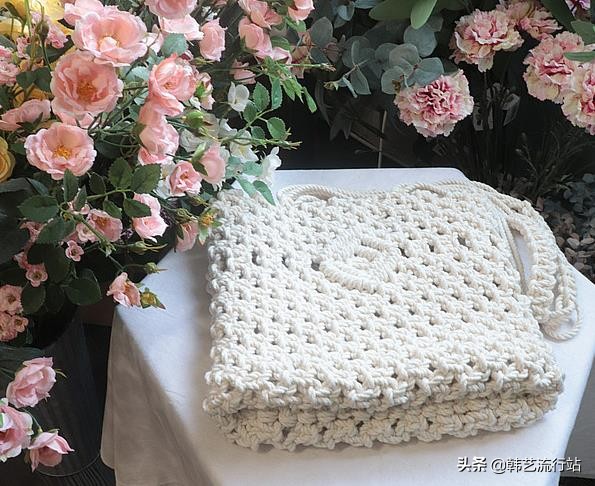 手工钩针编织手提包成品,钩针编织时尚又漂亮的女生手提包