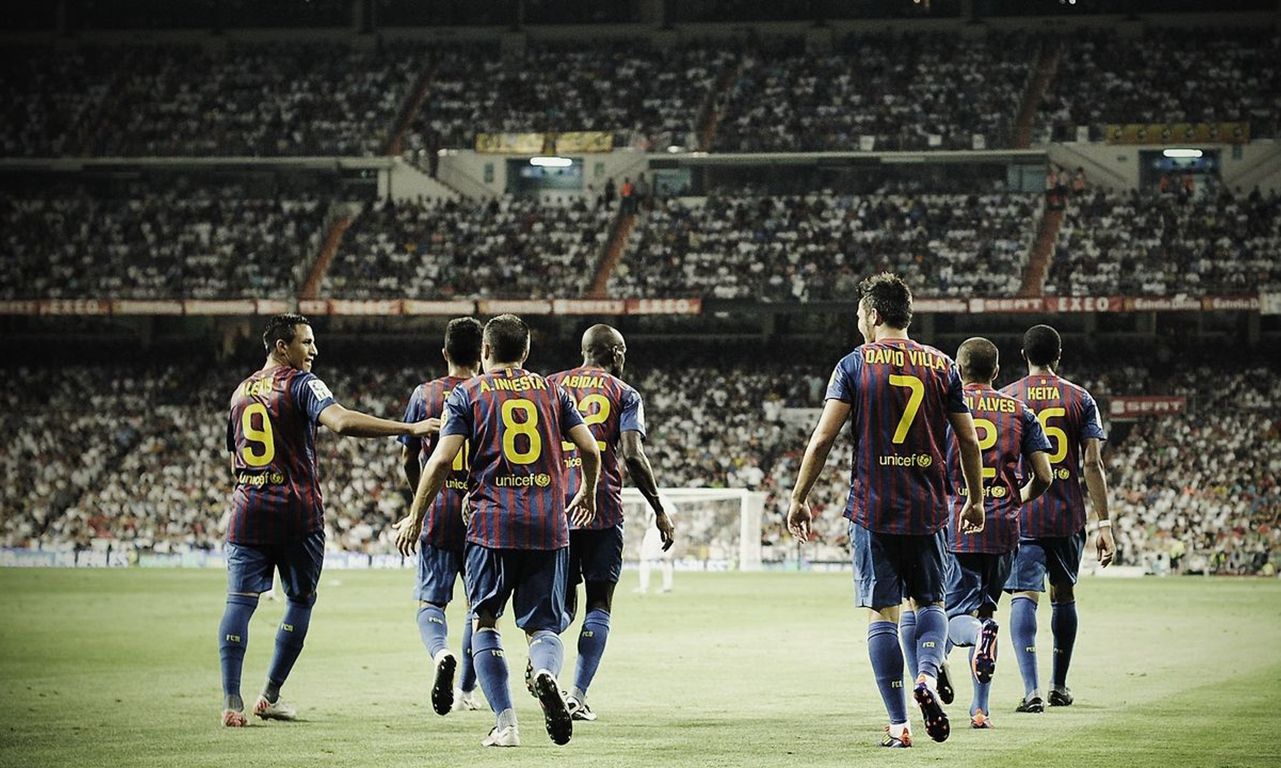 足球场上你最适合打什么位置,假如你是守门员什么球都可以接住