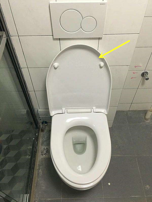 马桶安装移位器高出地面,卫生间马桶安装了移位器