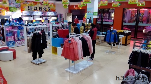 最新童装店双门头装修效果图,童装店怎么装修才有顾客