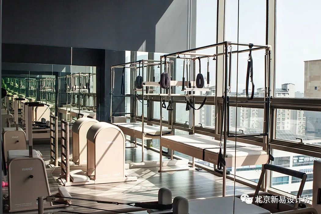 人性化多元化和实用性的健身器材,高科技有未来设计感的健身器材