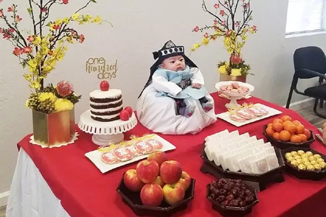 “这是要继承王位？”家长给宝宝办百日宴，网友：贫穷限制了想象