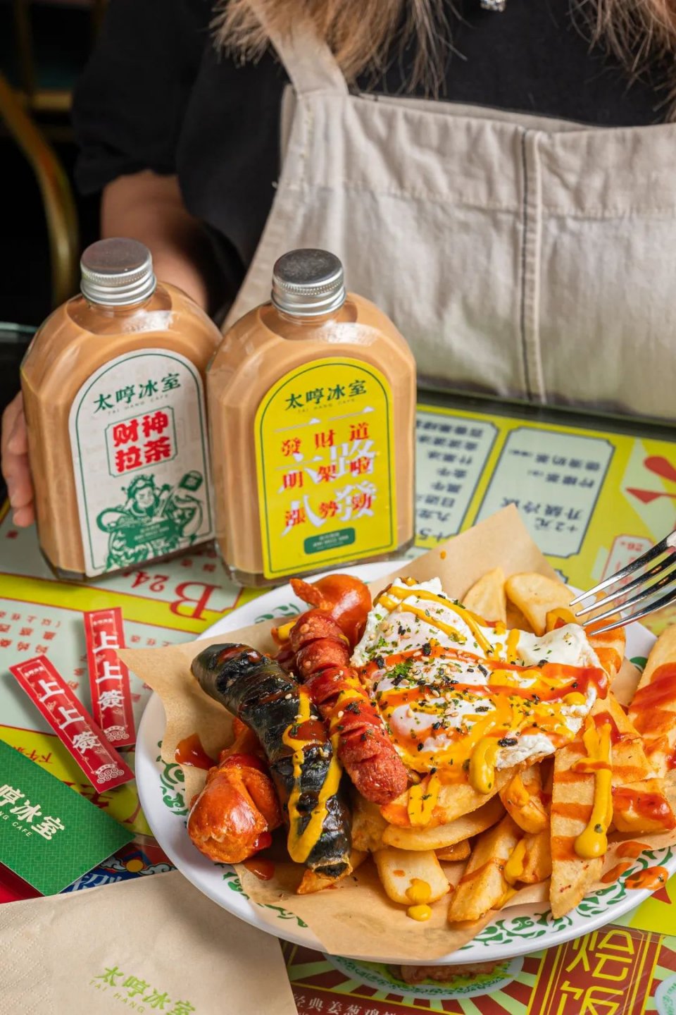 使徒行者同款冰室，现点现拉港奶，先抽盲盒才能喝