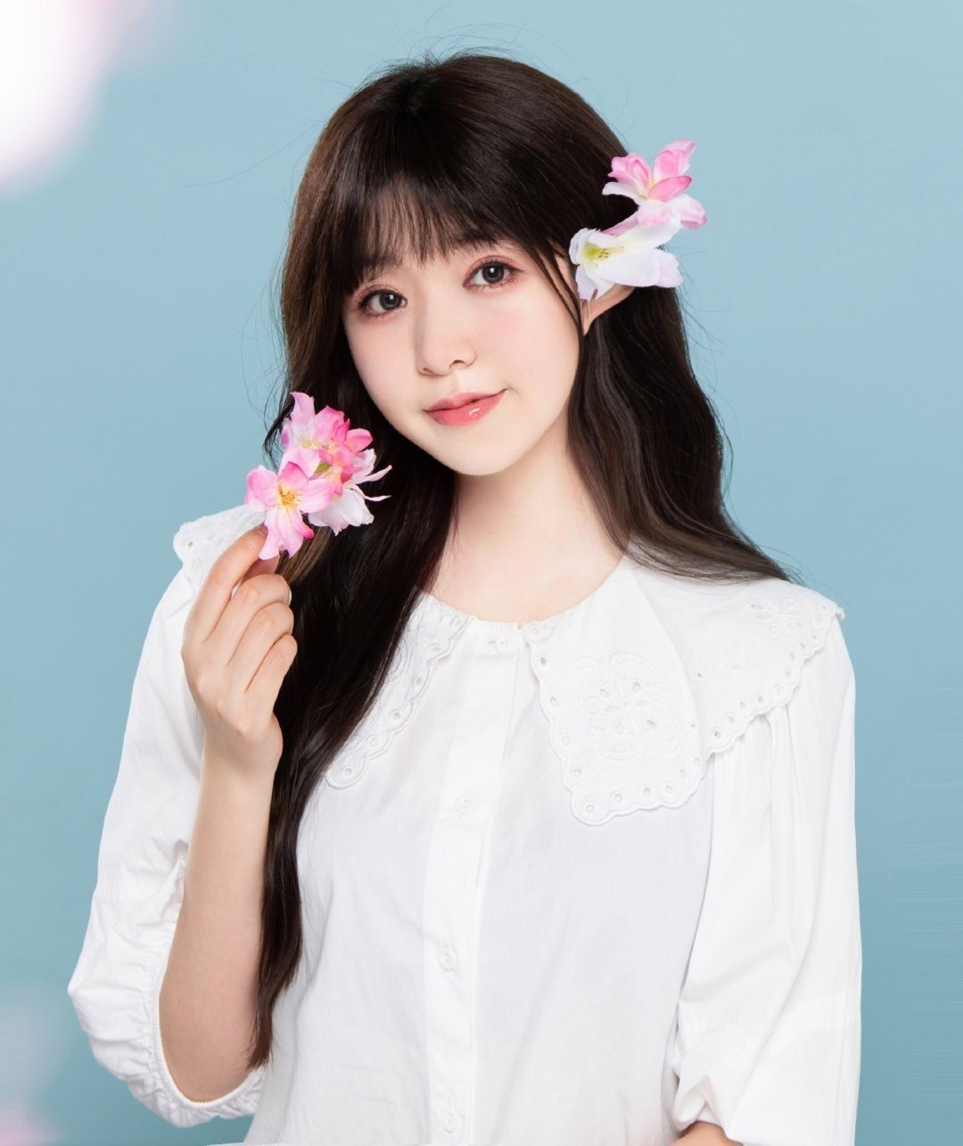 火线妹皮肤白嫩吹弹可破，鹿早早不服，立马展示大长腿完败好姐妹