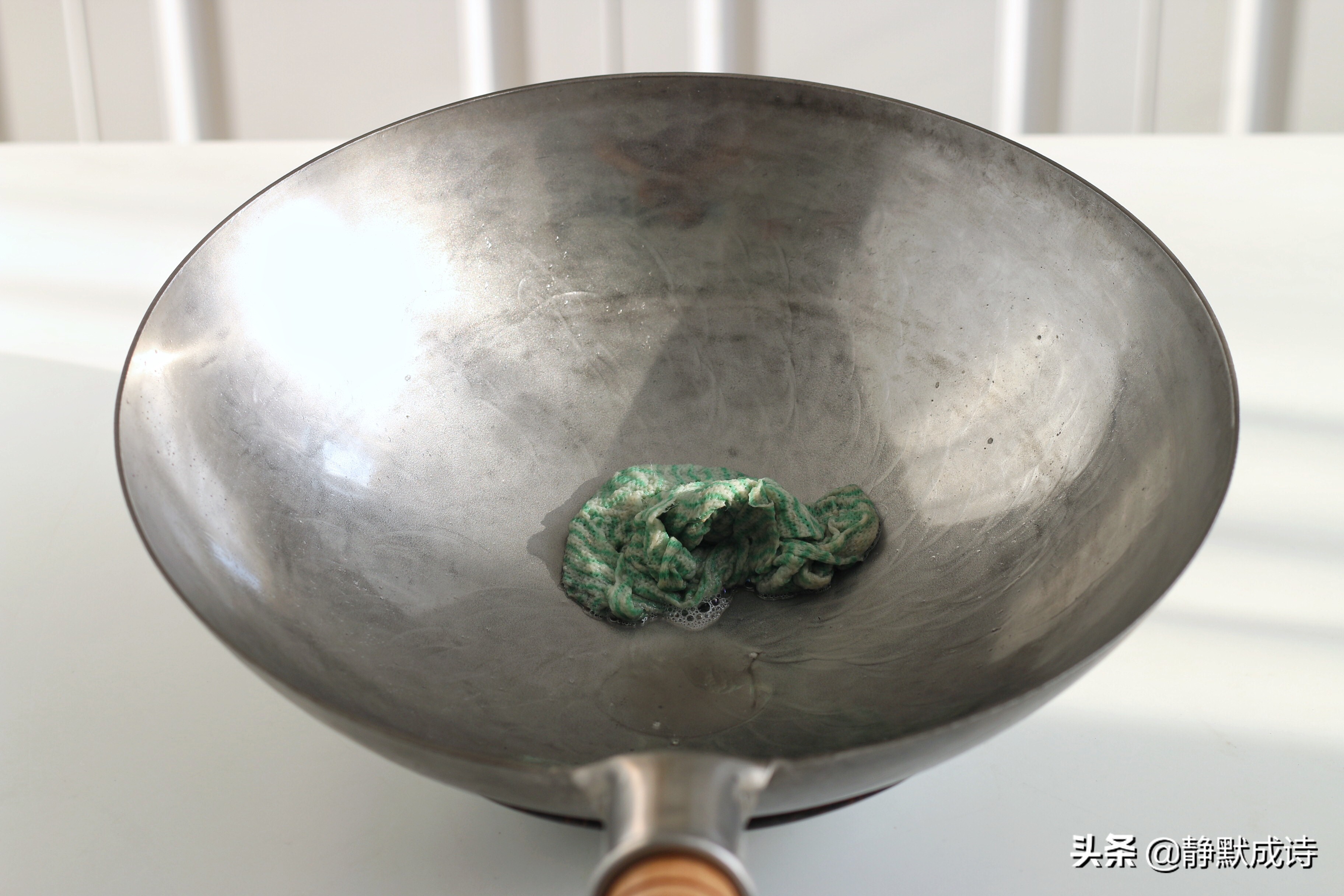 铁锅怎么开锅后直接用,铁锅怎么开锅不会生锈粘锅呢