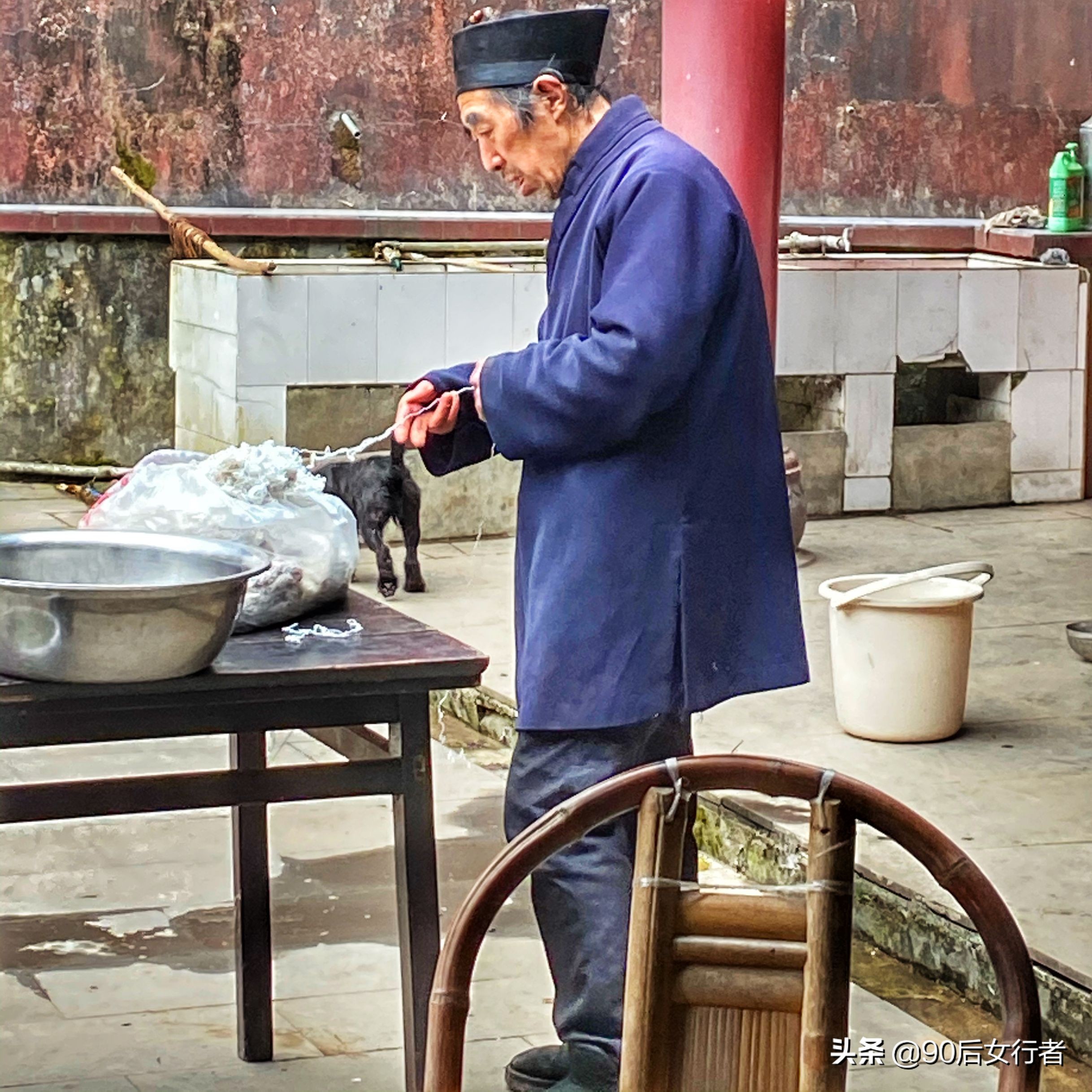 青城山隐居84岁道长教游客太极,拜会青城山