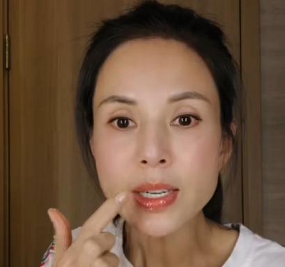 嘴唇干裂有细纹?看李若彤分享的护唇方法,砂糖加点“油”好滋润