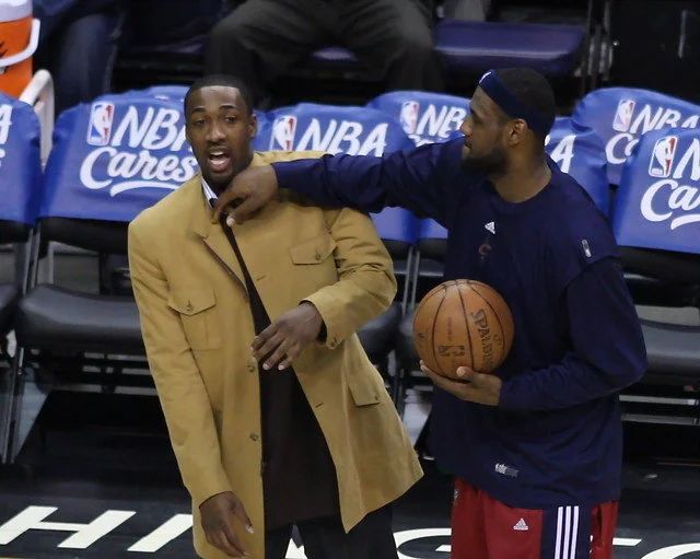 看到乔丹夺冠，詹姆斯哭了！老冤家今天投诉詹姆斯，老詹请求原谅