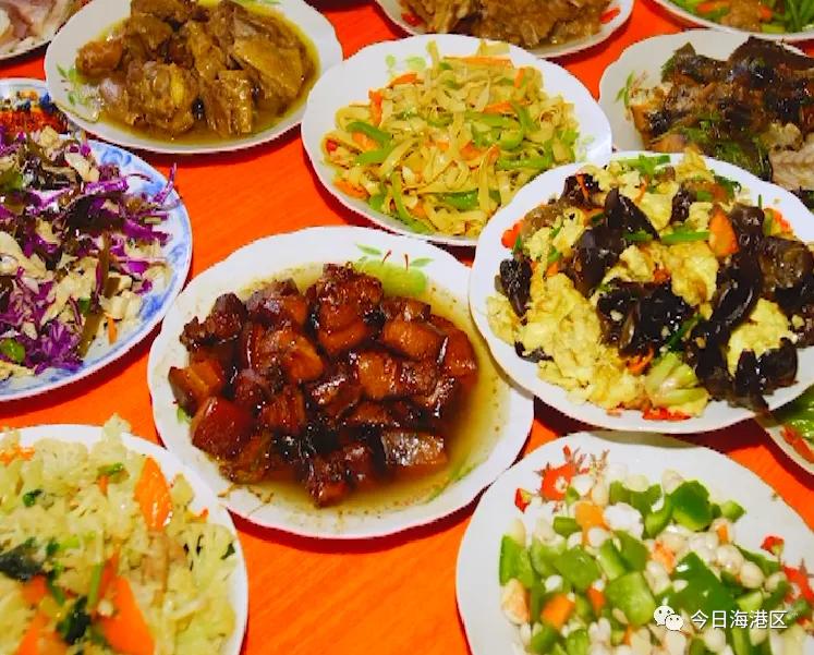 中秋节月圆之时家人团聚吃月饼,月圆人团圆不用等待的团聚更美味