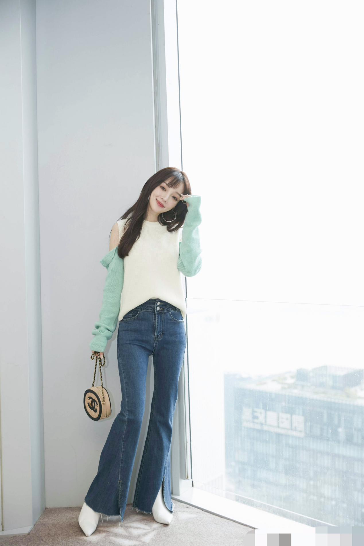 李小璐穿白t恤牛仔短裤 (李小璐穿蓝色卫衣跳手势舞)