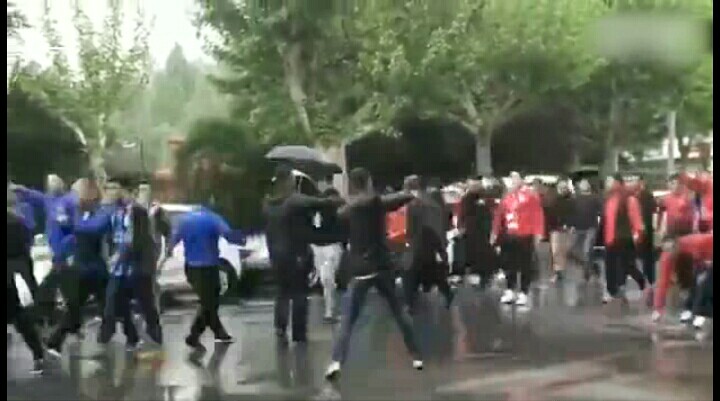 足球群殴打架真实事件,河南建业打架斗殴视频集锦