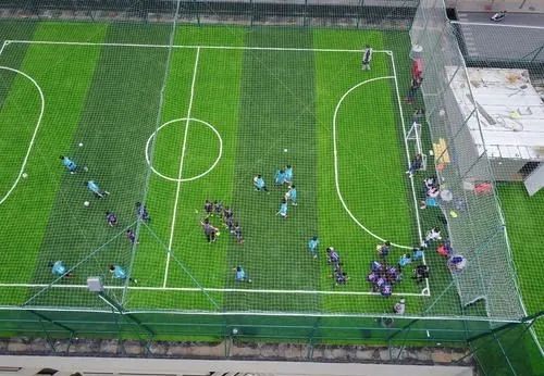 在顶楼天台打球,天台上踢球