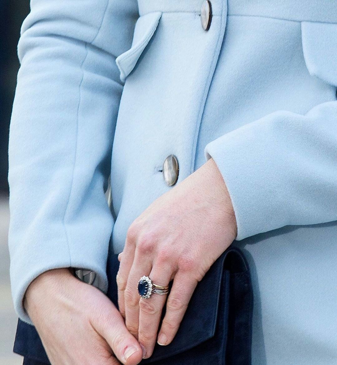 凯特与英女王戴同样的珠宝,凯特王妃佩戴蓝宝石图片