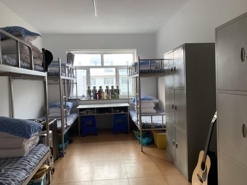 心态有点“崩”！大一才开学，宿舍环境“很差”，怎么办？