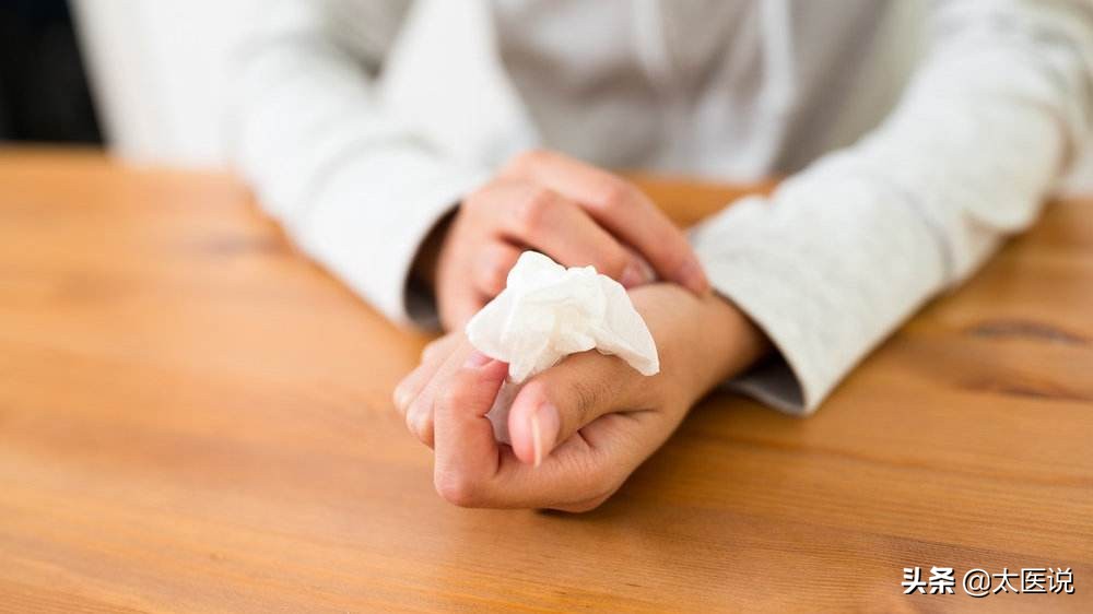 鼻头这里为什么一热总出汗,夏天鼻头出汗发红是怎么回事