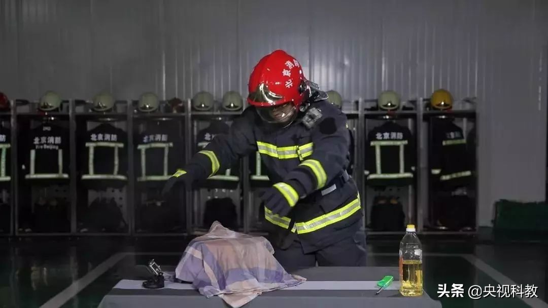 油锅起火怎么办别慌来支招,油锅着火别着急下一句