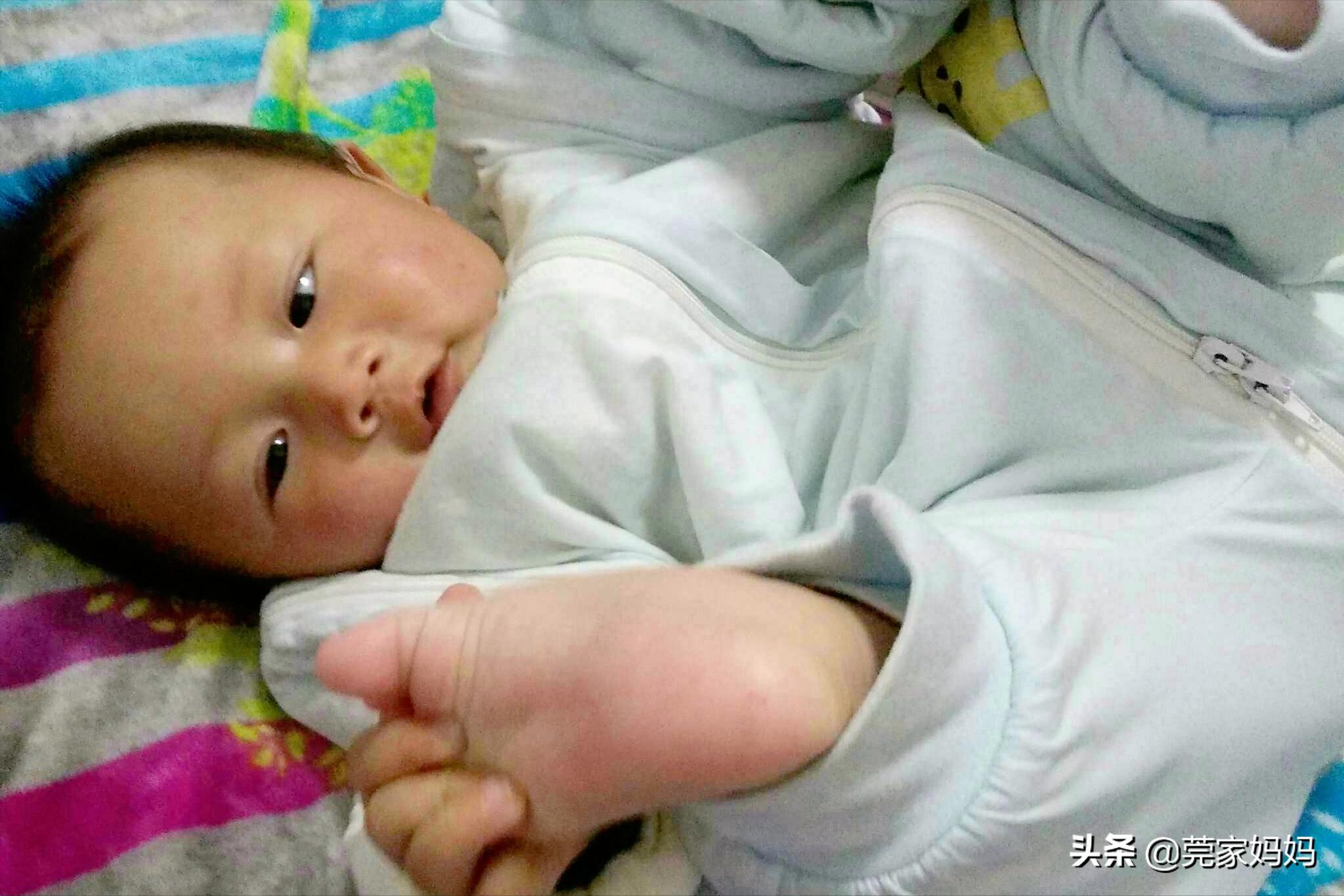 天凉了总担心宝宝蹬被子,天气变凉宝宝老是踢被子怎么办