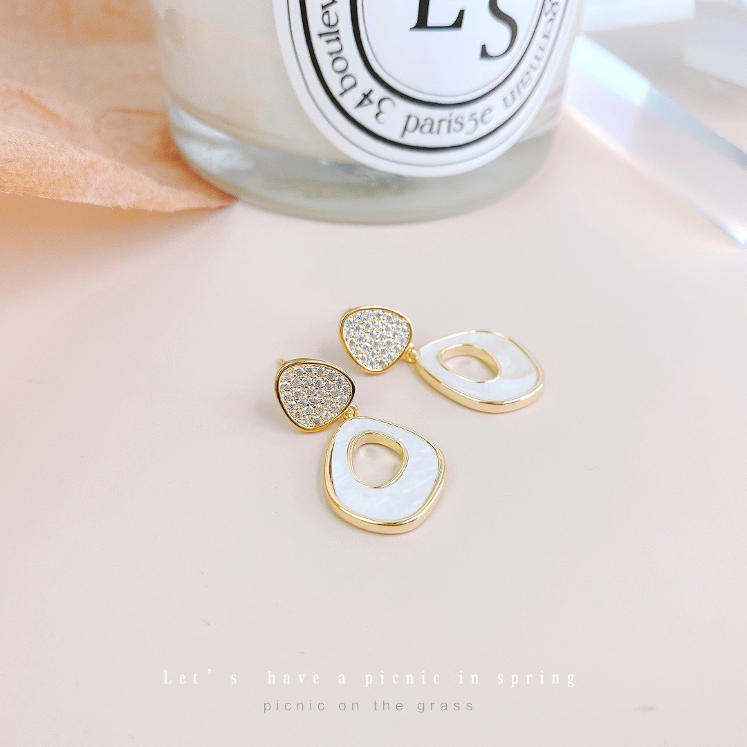 线上卖小饰品赚钱吗,饰品店线下赚钱吗