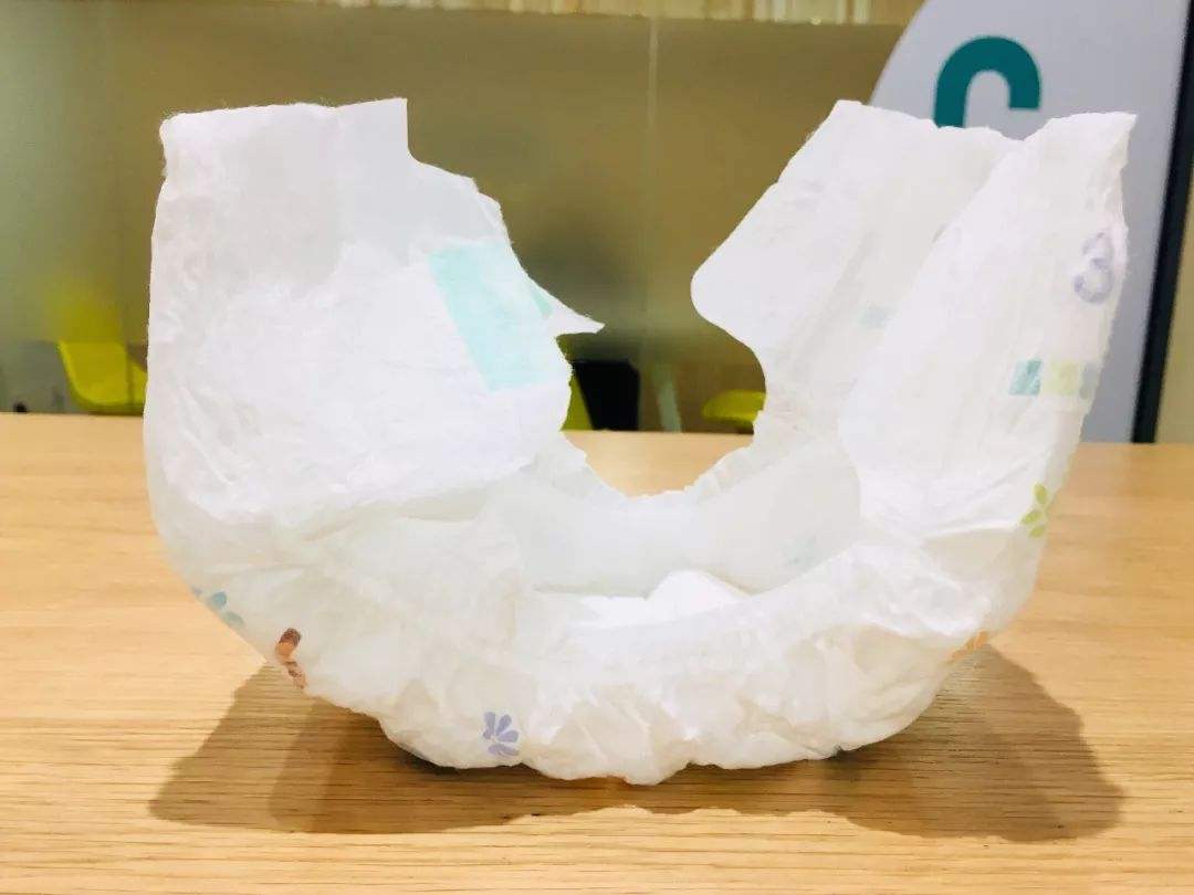 妈妈炫耀“自制纸尿裤”,网友看到之后怒了:没钱可以不生!