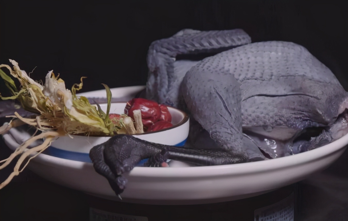 农村小伙养6000只鸡,养一万只黑鸡一年利润