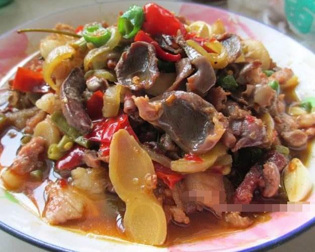 鸡胗炒了挺久为什么里面还是红色,鸡胗炒完里面带一点红