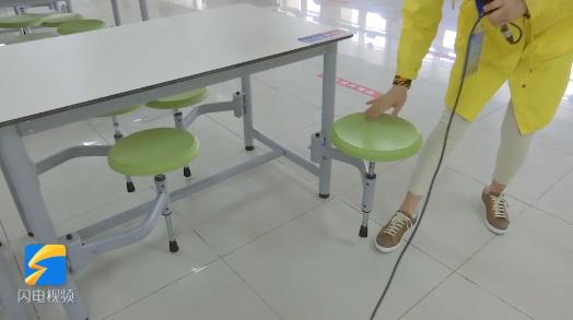 山东一学校食堂火了!一张餐桌4个凳子锁了3个,只容一人孤独地坐着