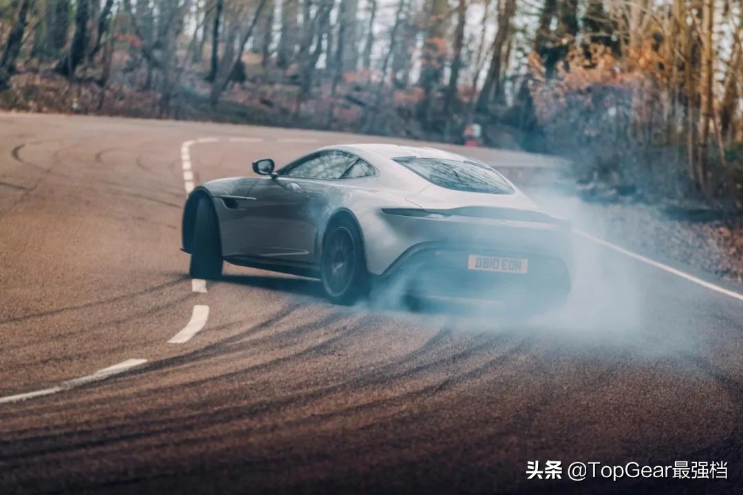 007座驾阿斯顿马丁,邦德路特斯