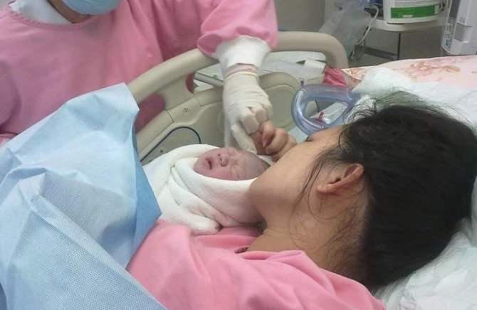 孩子出生后的头一年，妈妈都会做同一件蠢事，网友们纷纷表示中招