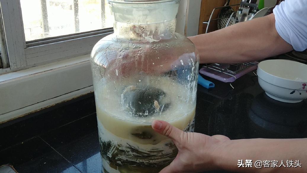 家庭自制酸菜的做法窍门是什么,简易酸菜怎么泡制又脆又好吃