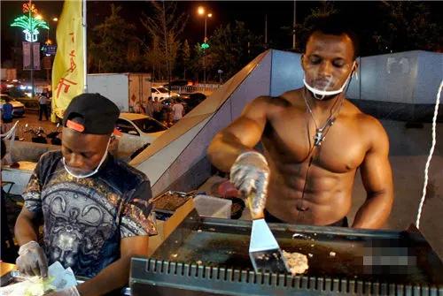 如果肌肉男出来摆地摊,要卖些什么?卖榴莲的“周杰伦”是亮点