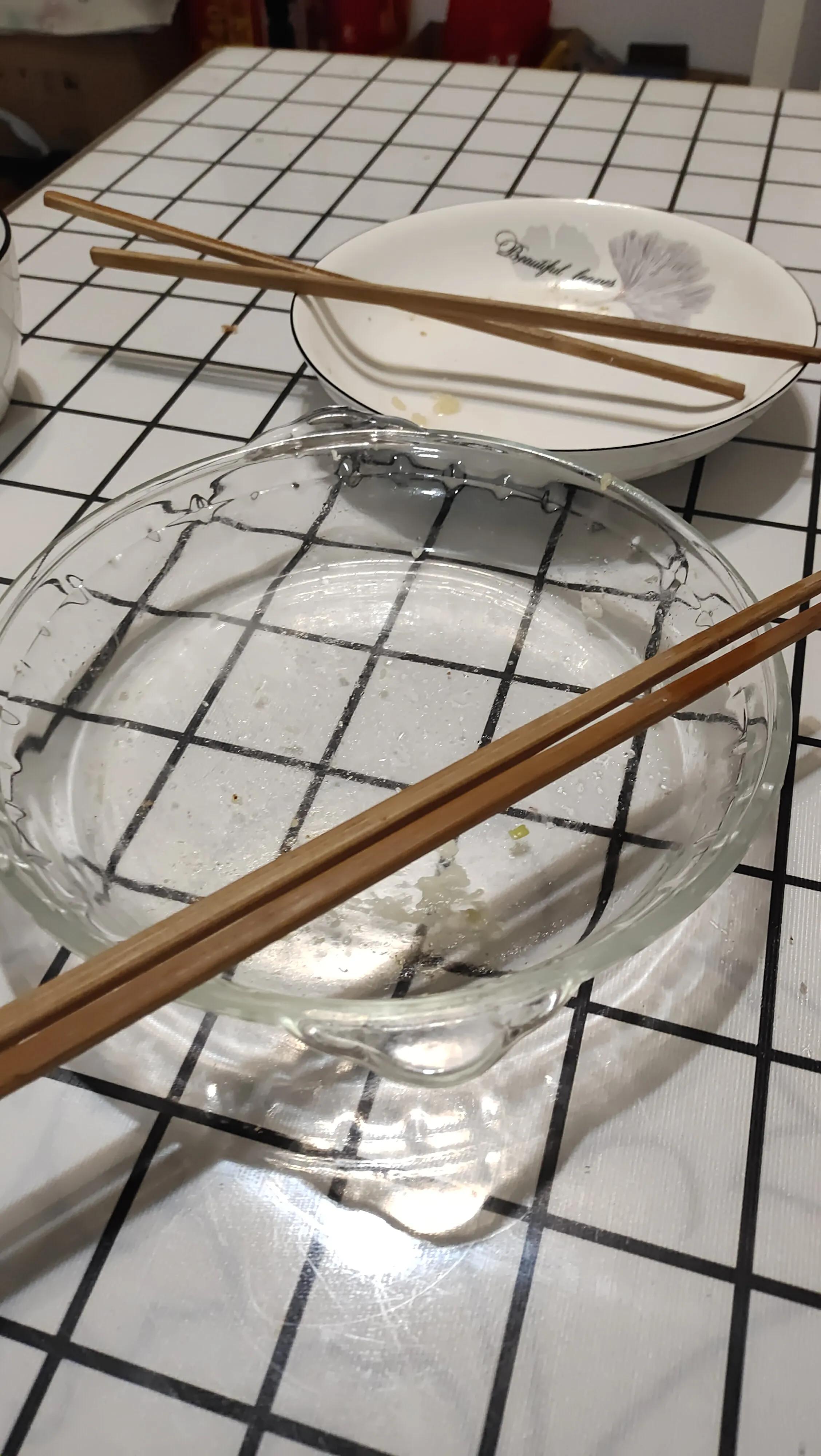 用平底锅做煎饼加上菜,用平底锅煎半成品饼