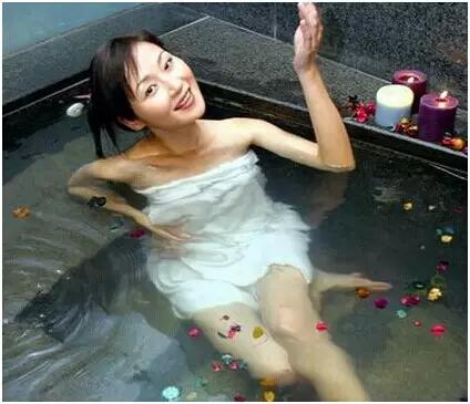 明星泡温泉,42岁女明星泡温泉
