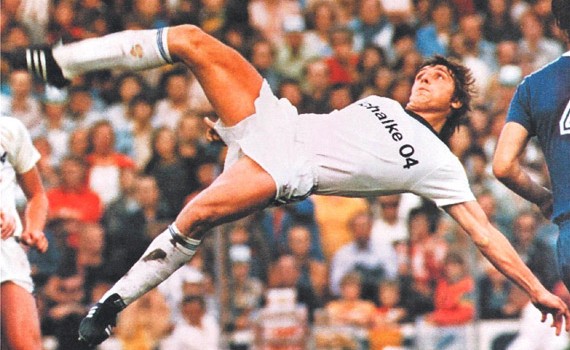 他是德国传奇球星，进球数仅次于盖德穆勒，江湖人称“倒钩之王”