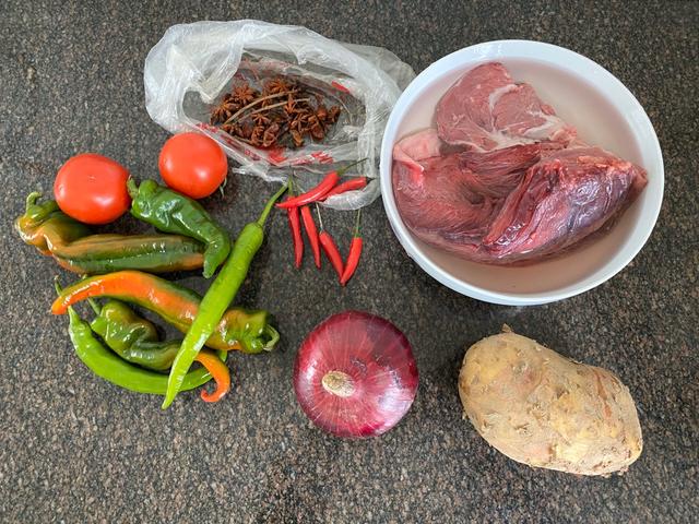 番茄土豆炖牛肉怎么做好吃又烂,土豆番茄牛肉片的家常做法