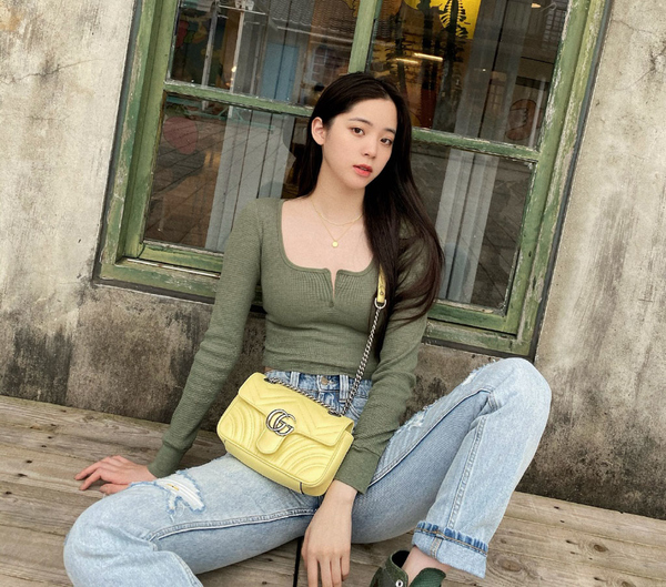 欧阳娜娜逛街视频,欧阳娜娜看似穿得随意却个性时尚