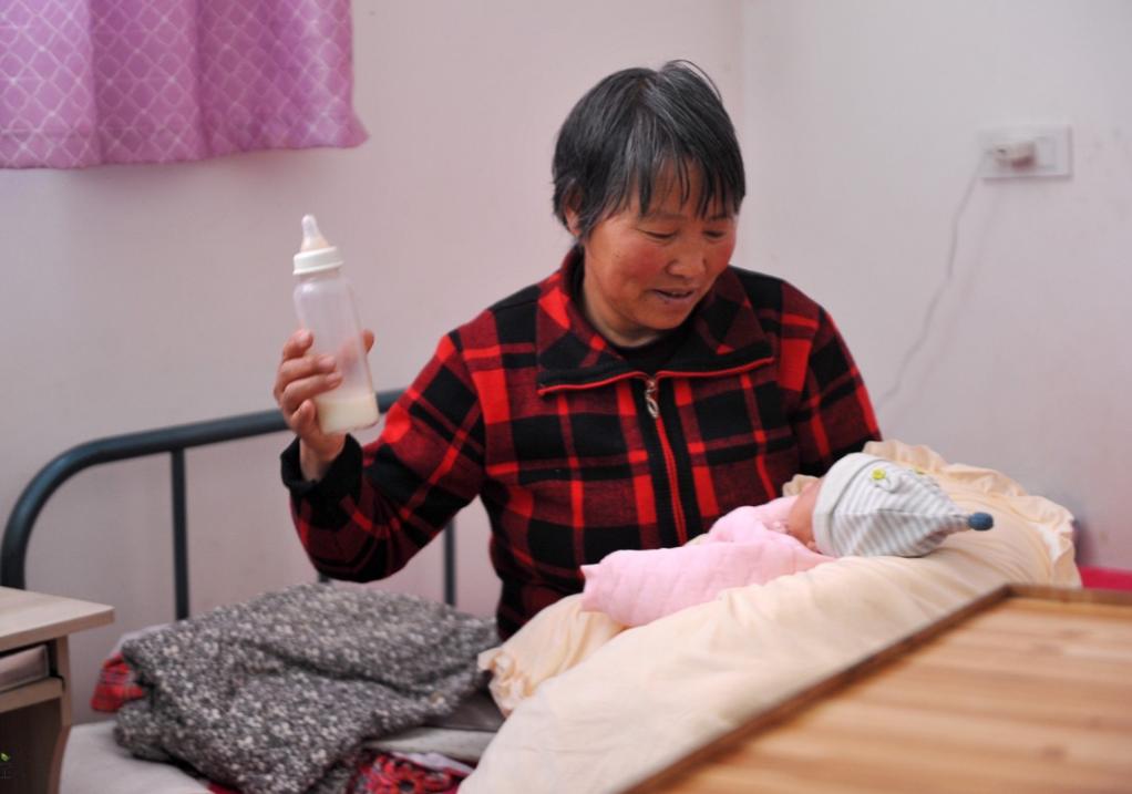 两个月新生儿爱哭,新生儿两个多月哭闹的原因是什么