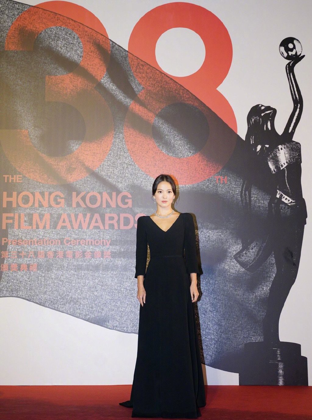 宋慧乔身穿深v白裙亮相上海,宋慧乔一袭黑裙亮相金像奖现场