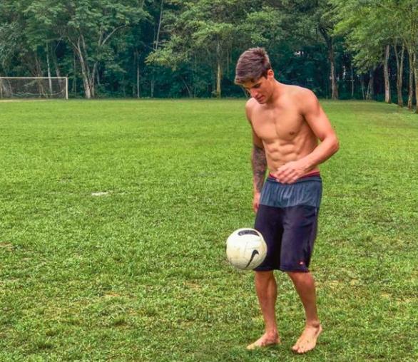 交往四任同性男友，改换大龄女友却是为了人家的明星儿子？