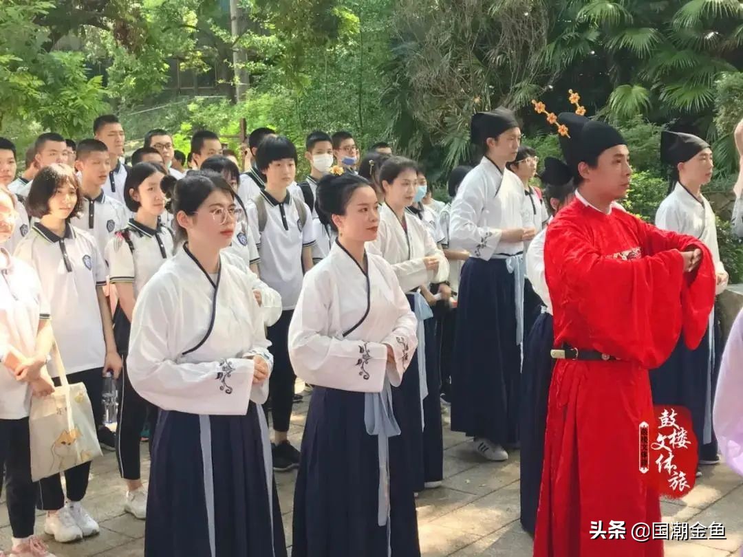 昨日,国潮金鱼在于山状元峰为中高考学子打call!