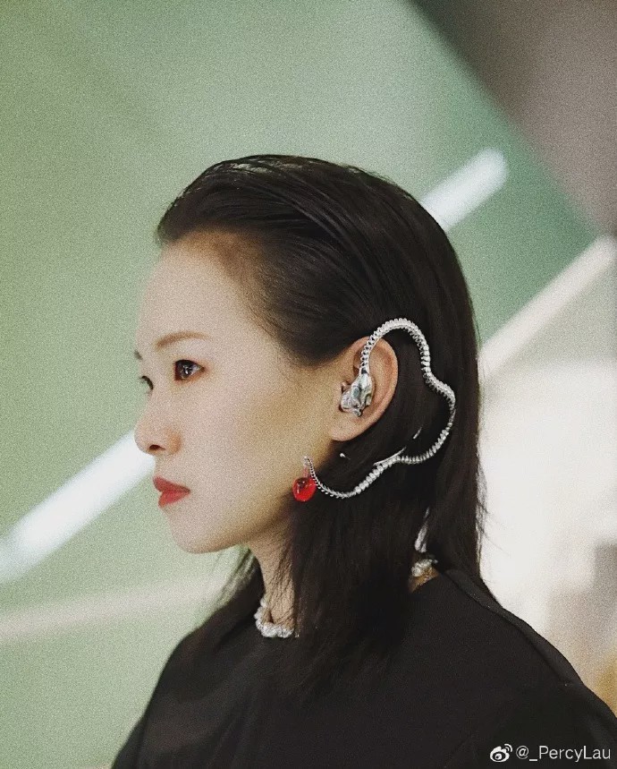 别人夸我耳环漂亮怎么回复,别人说你耳环比人好看你怎么回嘴