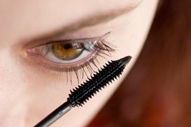 内双眼皮怎么刷睫毛膏才不会晕染,内双肿眼泡睫毛短适合的睫毛膏