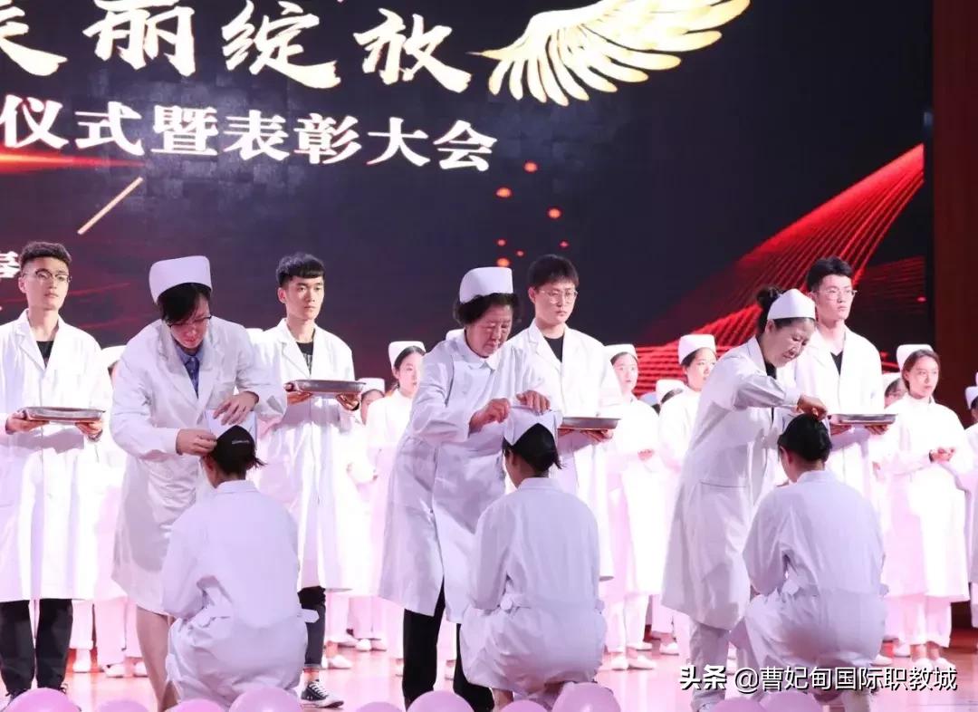 让我们走近白衣天使,走近白衣天使听听他们的心声