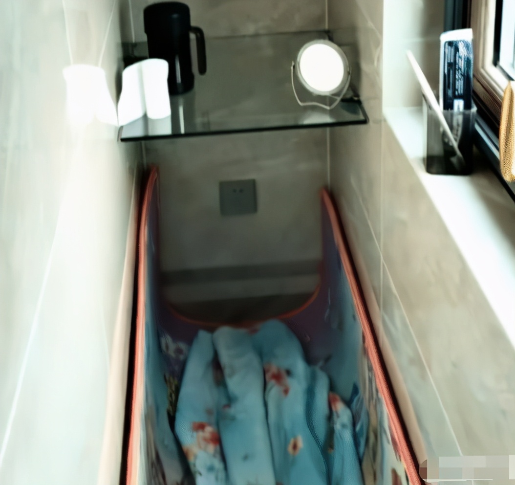 女朋友新买的衣服上有个洞，这是干啥用的？