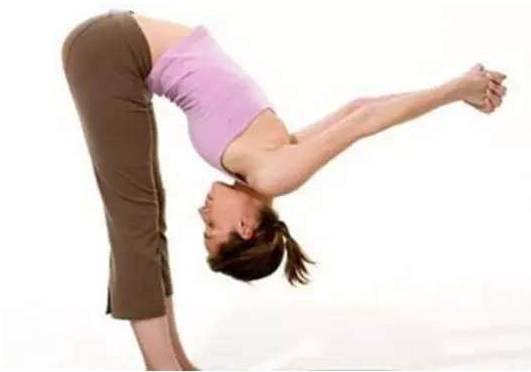 明星溜肩矫正前后,缩肩的危害